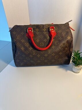 Louis Vuitton Monogram Speedy 30
Date Code SD0090
12” x 9” x 7”